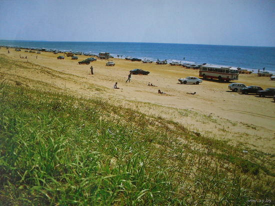 ПОДПИСАННАЯ ОТКРЫТКА ЯПОНИЯ. ПЛЯЖ, МОРЕ, АВТОМОБИЛИ.