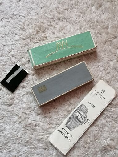 Футляры часовые, документы.