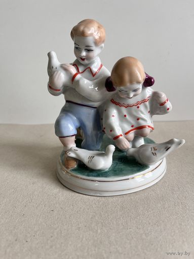 СТАТУЭТКА ФАРФОРОВАЯ "ДЕТИ КОРМЯТ ГОЛУБЕЙ". 13*10*9 СМ. ЗХК ПОЛОННОЕ. СМ. КЛЕЙМО,ФОТО И ОПИСАНИЕ.