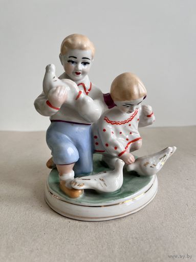 СТАТУЭТКА ФАРФОРОВАЯ "ДЕТИ КОРМЯТ ГОЛУБЕЙ". 13*10*9 СМ. ЗХК ПОЛОННОЕ. СМ. КЛЕЙМО,ФОТО И ОПИСАНИЕ.
