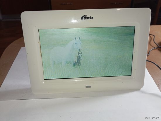 Цифровая фоторамка бренда Ritmix.