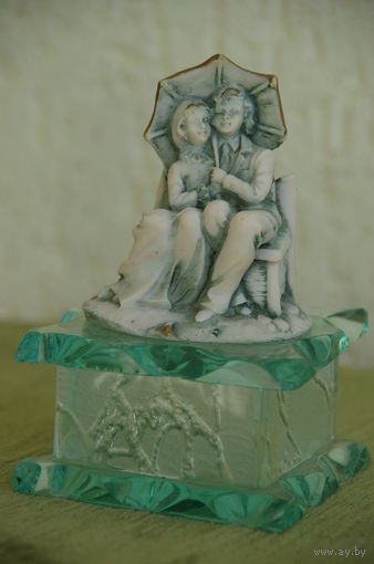 Шкатулка  фарфор , стекло  (  8,5 х 8,5 х 13 см )