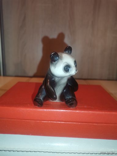 Фарфоровая статуэтка "Панда", Goebel, W. Germany, высота 7.5 см., номерная, без сколов и трещин, кракелюр по всей поверхности.