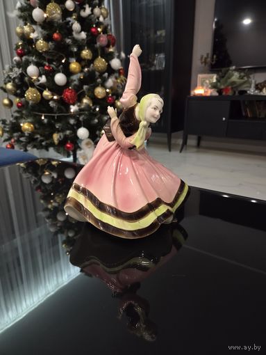 Фарфоровая статуэтка танцующей девушки Германия