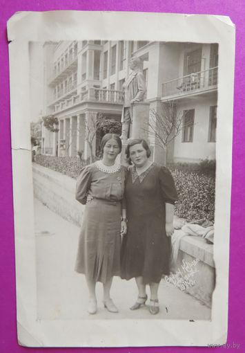 Фото "Врачи у памятника Сталину", Краснодар,  1950 г.