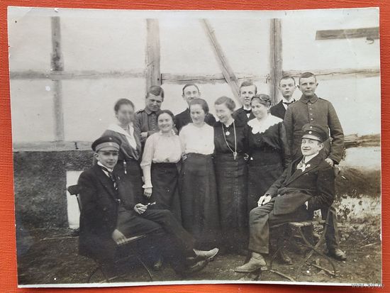 Фото группы молодежи. До 1917 г.? 8.5х11 см.
