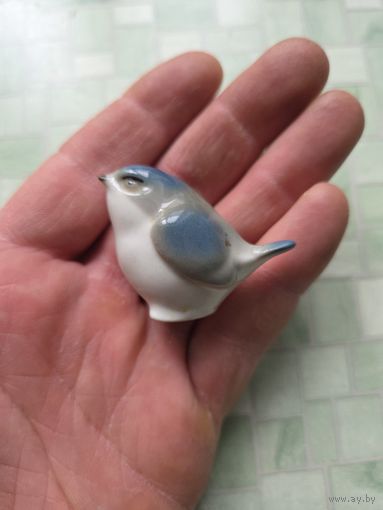 Маленькая фарфоровая птичка