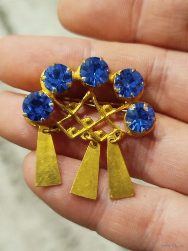 Красивая брошка кокошник,+ ещё 2 с желтыми покрытием,с рубля