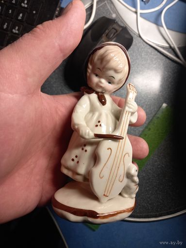 Фарфоровая статуэтка Девочка с виолончелью 12.5 см. фарфор