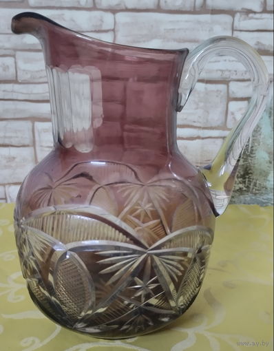 Кувшин винтажный из марганцевого стекла, изготовленный на заводе Tarbeklaas (Тарбеклаас) в Эстонской ССР.