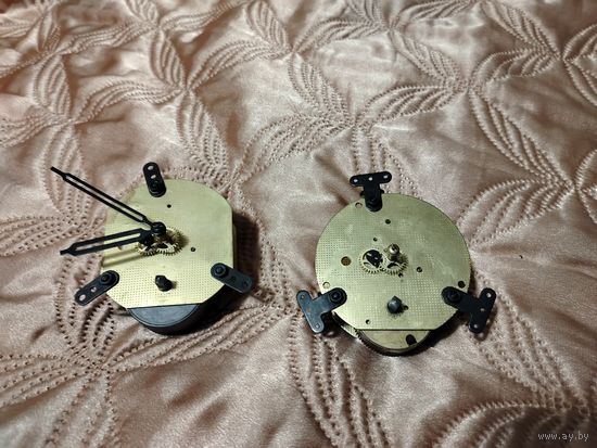 Механизмы от часов "Весна". 2 шт. (Плюс 2 ключа к ним).