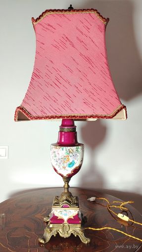Настольная лампа.