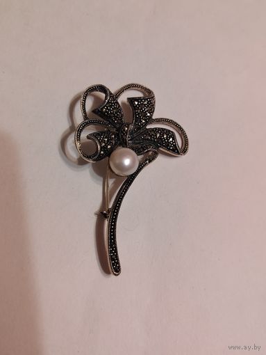 Серебряная брошь с жемчужиной
