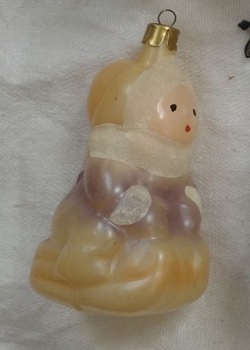 Ёлочная игрушка девочка на санках