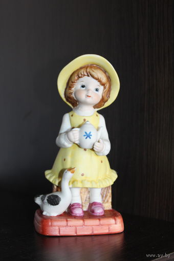 Керамическая статуэтка "Девочка с гусем".