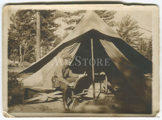 Полевой лагерь РККА. Учения. Офицер у палатки, 1930-е годы.
