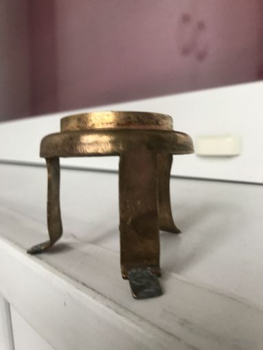 Подставка на ножках для круглой вещи Латунь/бронза