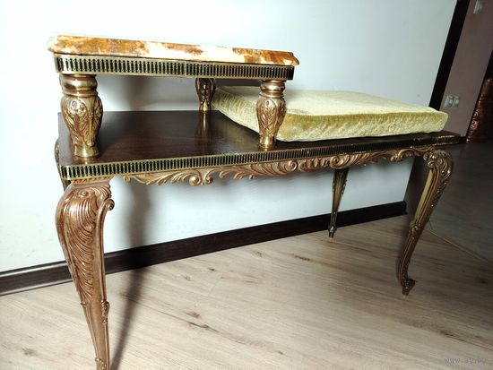 Скамья с столиком.