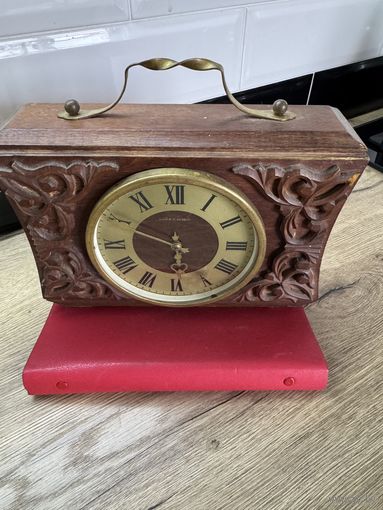 Весна в деревянном резном корпусе.на ходу.