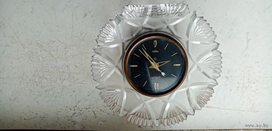 Часы маяк в хрустале можно на стену можно на стол. В работу.
