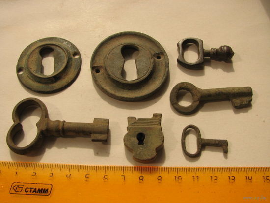 Старинные бронзовые ключи, замочек, накладки на замочную скважину