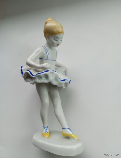 Прекрасная статуэтка маленькой балерины, от венгерского производителя  Hollohaza.