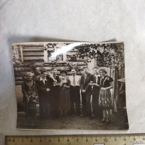 Фотография. История СССР в лицах. Большая семья под виноградником. 1950-е.