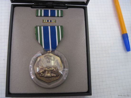 Медаль "За достижения" армии США в футляре.