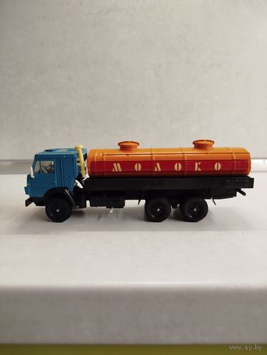 Коллекционные модели машинок. СССР. Масштаб 1: 43. КамАЗ - молоковоз. Без коробки .С рубля, без МЦ.