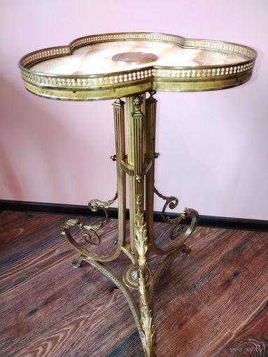 Уличные столик.