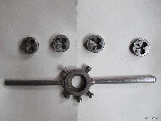 Плашкодержатель (20 мм) + 4 плашки