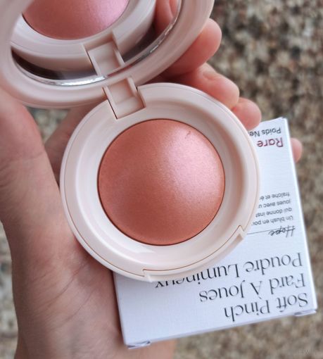 Сияющие румяна Rare Beauty Soft Pinch Luminous Powder Blush в оттенке Hope