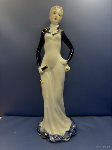 Статуэтка девушка фарфор