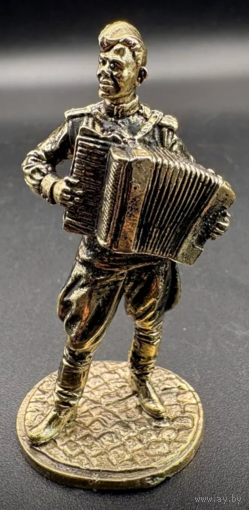 Статуэтка Солдат с гармонью Бронза