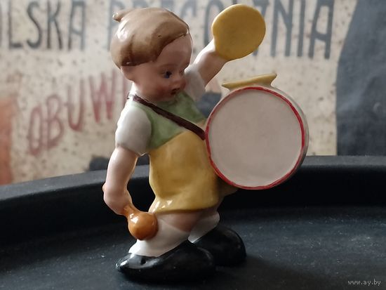 Статуэтка фигурка Мальчик с барабаном 1 пол. 20 в. европейские фарфоровые фабрики