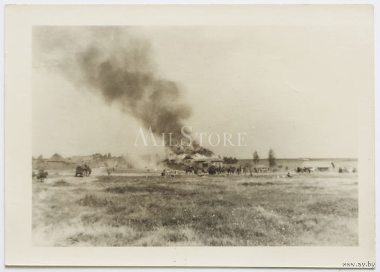 Немецкий обоз проходит мимо советского села и горящей хаты.