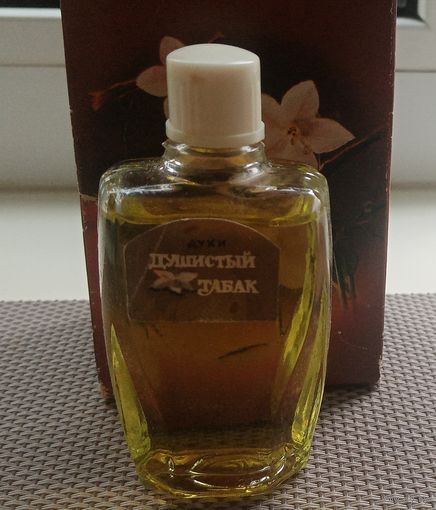 Духи  "Душистый табак". СССР. Начало 70 годов. Целая. Все оригинальное. Насыщенный пейзаж. Запах давольно плотный.