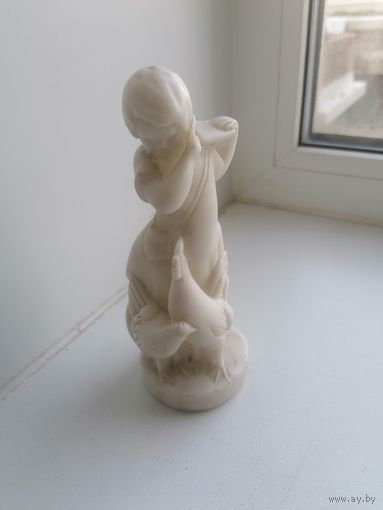 Статуэтка Девочка кормит Кур, камень