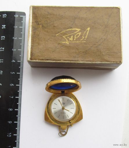 Все лоты с рубля.Часы-кулон Заря,с синим камнем,позолота AU,в коробке,тикают.