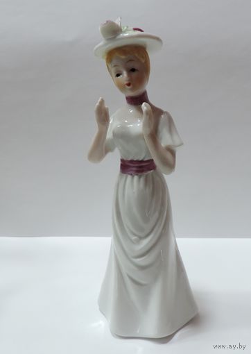 Статуэтка фарфоровая "Барышня" 70-80-е годы Европа. Высота 16 см.
