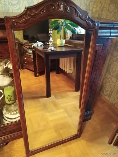 Зеркало  в деревянной раме