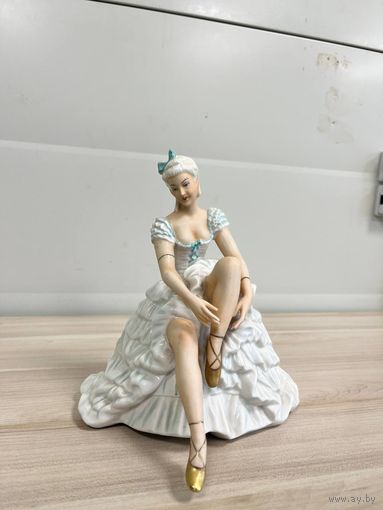 Фарфоровая статуэтка "Балерина (танцовщица) надевает пуанты". Unter Weiss Bach. Германия