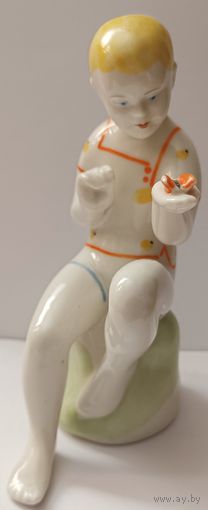 Шикарная статуэтка " Мальчик с бабочкой". СССР. Все лоты с 1 рубля!