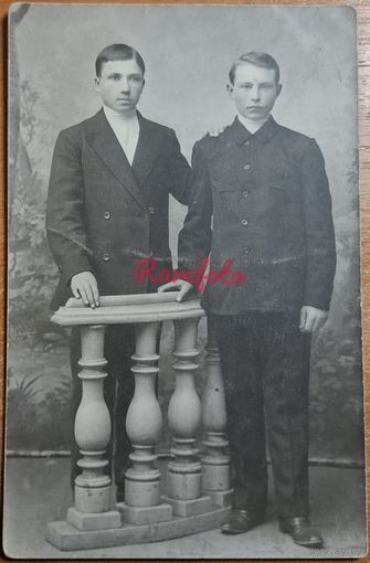 1910-е Открыточный формат два друга типажи студийное фото