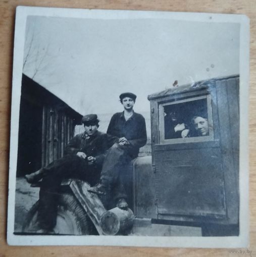 Фото на капоте автомобиля. 1950 г. 6х6 см