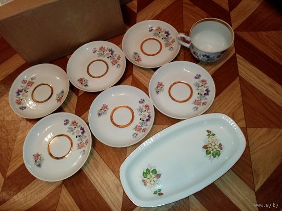 Лот столовой посуды: блюдца, чашка, селедочница.