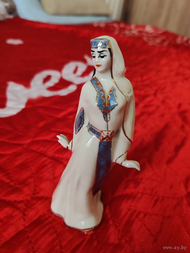 Фарфоровая фигурка