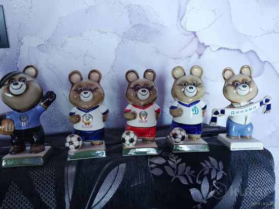 Статуэтки ''Мишка футболист''.