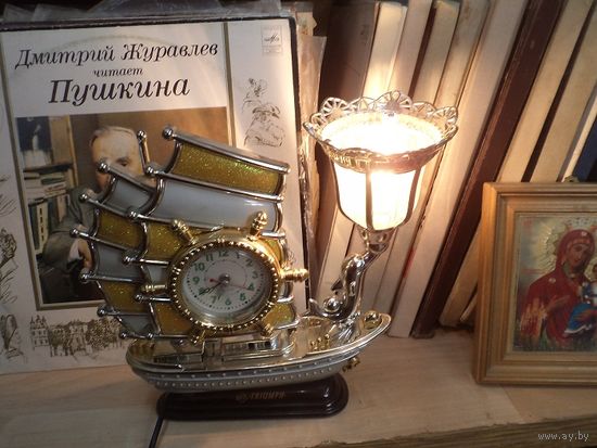 Светильник, ночник фрегат Triumph с кварцевыми часами.