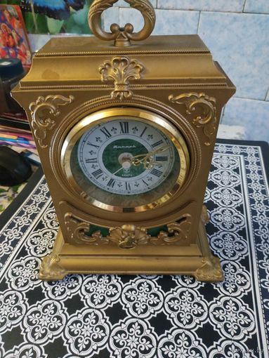 Часы настольные Янтарь,кварц, СССР  . Знак качества. Состояние на скане. Работоспособность неизвестна.